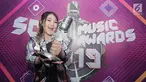 Penyanyi dangdut Via Vallen menunjukkan piala penghargaan usai acara SCTV Music Awards 2019 di Studio 6 Emtek City, Jakarta, Jumat (26/4). Via Vallen memboyong gelar Kategori Lagu Pop Paling Ngetop melalui "Meraih Bintang" yang sempat menjadi Theme Song Asian Games 2018. (Fimela.com/Bambang E. Ros)