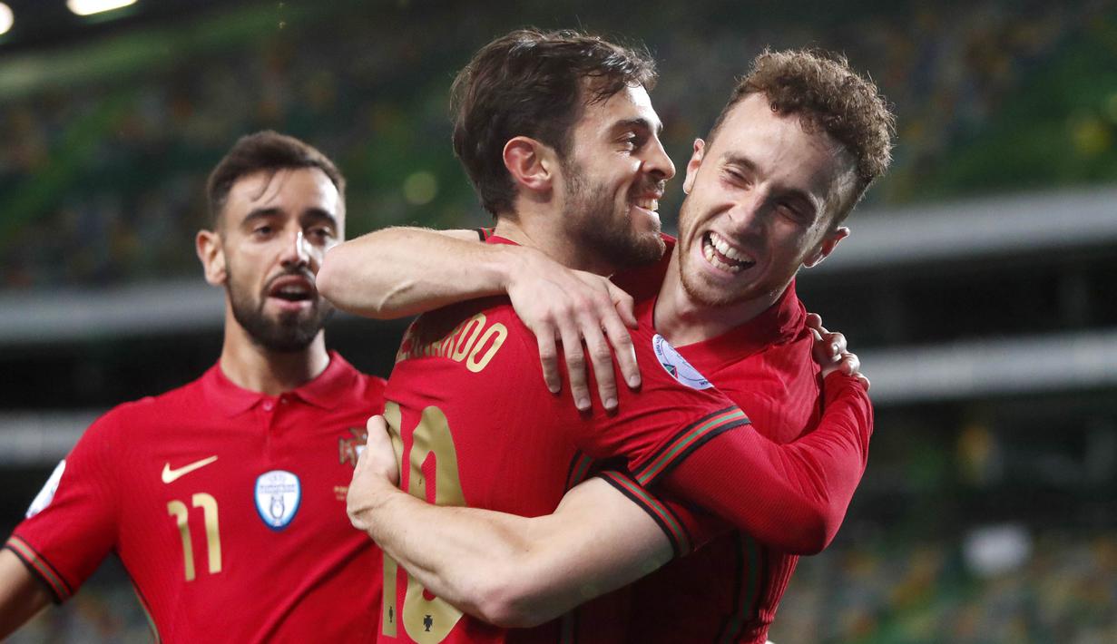 Para pemain Portugal merayakan gol yang dicetak oleh Bernardo Silva ke gawang Swedia pada laga UEFA Nations League di Stadion Jose Alvalade, Kamis (15/10/2020). Portugal menang dengan skor 3-0. (AP Photo/Armando Franca)