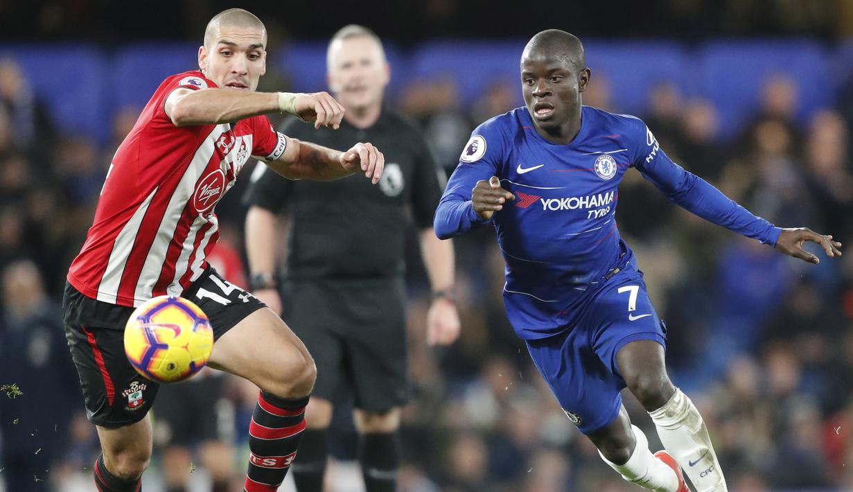 Gelandang Chelsea, N'Golo Kante, berebut bola dengan pemain Southampton, Oriol Romeu, pada laga Premier League di Stadion Stamford Bridge, Kamis (3/1). Kedua tim bermain imbang 0-0. (AP/Frank Augstein)