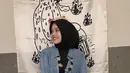 Sang Kakak, Putri Delina pun hadir mengenakan atasan kemeja denim lengan panjang yang diikat dengan inner manset hitam senada dengan kerudungnya. Dipadukan rok panjang pink. [@putridelinaa]