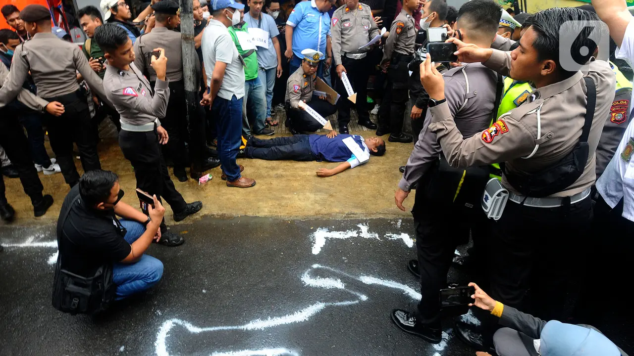 rekontruksi kecelakaan motor mahasiswa UI