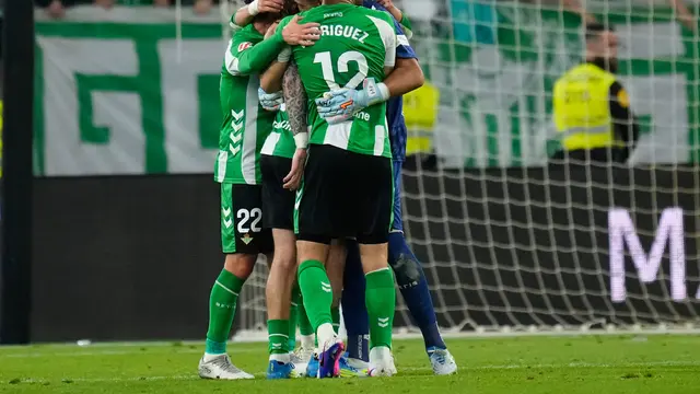 Selebrasi skuad Real Betis usai Hector Bellerin menjebol gawang Real Madrid di laga pekan ke-32 Liga Spanyol 2025/2026 di Estadio de la Cartuja, Sabtu (25/04/2026) dini hari WIB.