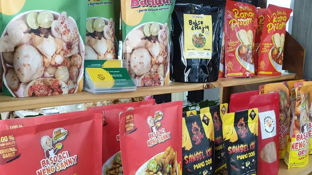 Ragam produk olahan berbahan agro hasil UMKM Garut di sela-sela pelantikan pengurus DPD Pukma Garut. (Liputan6.com/Jayadi Supriadin)