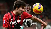 Sebagai salah satu klub raksasa di Eropa, AC Milan terkenal lihai dalam setiap bursa transfer pemain. Selain kerap mendatangkan pemain-pemain mahal, AC Milan juga beberapa kali meraih cuan besar saat menjual pemainnya ke klub lain. Teranyar, Rossoneri baru saja memecahkan rekor penjualan sepanjang masa saat melepas Sandro Tonali ke Newcastle United pada bursa transfer pemain musim 2023/2024. Berikut daftar 5 besar penjualan termahal AC Milan sepanjang masa. (AFP/Miguel Medina)