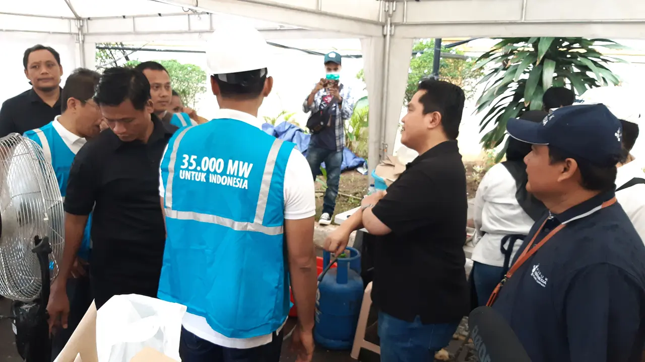 Menteri Badan Usaha Milik Negara (BUMN), Erick Thohir meninjau lokasi Posko Banjir BUMN yang terletak di Kecamatan Cengkareng, Jakarta Barat.