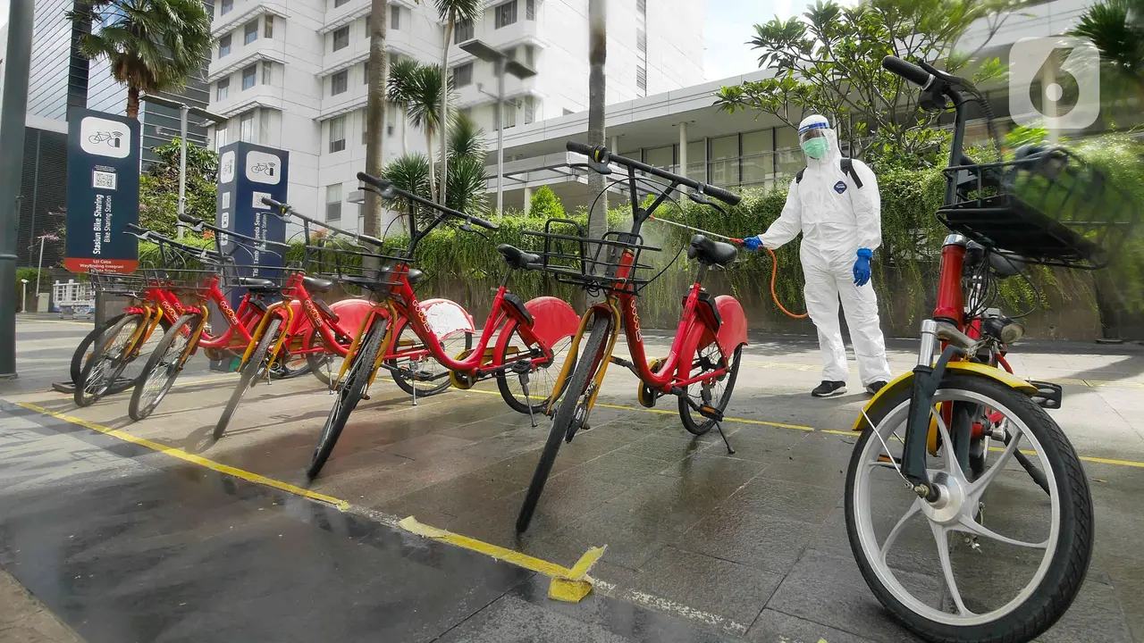 Penyemprotan Disinfektan di Area Publik
