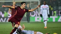 Diego Perotti coba hindari tekel pemain Carpi (AFP)