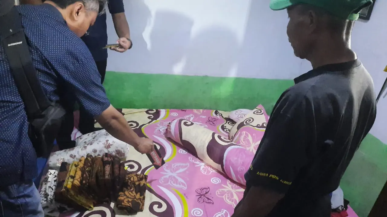 Polisi olah TKP untuk mengatahui penyebab pasti tewasnya remaja di Banyuwangi yang diduga meninggal akibat melahirkan. (Istimewa).
