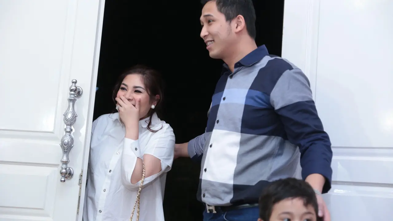[Bintang] Nindy Ayunda Ultah Perkawinan