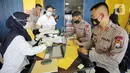 Petugas keamanan melakukan pendaftaran sebelum swab antigen jelang pertandingan sepak bola Piala Menpora 2021 di Stadion Kanjuruhan, Malang, Jawa Timur, Senin (22/3/2021). (Bola.com/Arief Bagus)