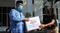 Bapak H. Acep Purnama - Bupati Kabupaten Kuningan Secara Simbolik Menerima Bantuan EMTEK Peduli Corona yang diserahkan oleh YPP. (dok. Emtek)