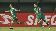 Gelandang Persebaya Surabaya, Rendi Irwan (kiri) melakukan selebrasi usai mencetak gol kedua ke gawang Madura United dalam laga matchday ke-2 Grup C Piala Menpora 2021 di Stadion Si Jalak Harupat, Bandung, Minggu (28/3/2021). Persebaya menang 2-1 atas Madura United. (Bola.com/M Iqbal Ichsan)