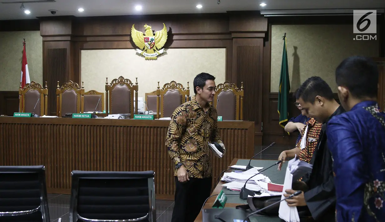 Terdakwa kasus suap dan gratifikasi proyek di Dinas PUPR Provinsi Jambi, Zumi Zola seusai menjalani sidang lanjutan di Pengadilan Tipikor Jakarta, Kamis (10/10). Sidang beragenda mendengarkan keterangan 9 saksi dari JPU. (Liputan6.com/Herman Zakharia)
