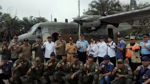 Kepala BNPB Doni Monardo dan Kepala BPPT Hammam beserta pilot Cassa yang akan menyemai garam untuk hujan buatan