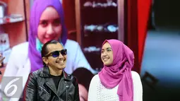 Gitaris band Kotak, Mario Marcella bersama istrinya, Carolyna Dewi saat di panggung The Biggest Concert Long Live Kotak x Anggun di Studio6 Emtek City, Jakarta, Rabu (23/11). Konser ini bagian perayaan 12 tahun Kotak. (Liputan6.com/Helmi Fithriansyah)