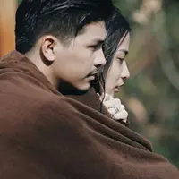 Tak dapat dipungkiri jika Glenn Alinskie sangat tidak ingin berjauhan dengan sang istri, Chelsea Olivia. Foto pelukan mesra Glenn untuk Chelsea ini tentunya membuat banyak orang iri. (via instagram/@destinestory)