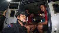 Penggawa Pusamania Borneo FC meninggalkan Stadion Si Jalak Harupat, Soreang, Bandung menggunakan kendaraan taktis, Sabtu (27/9/2015). (Bola.com/Arief Bagus Prasetiyo)