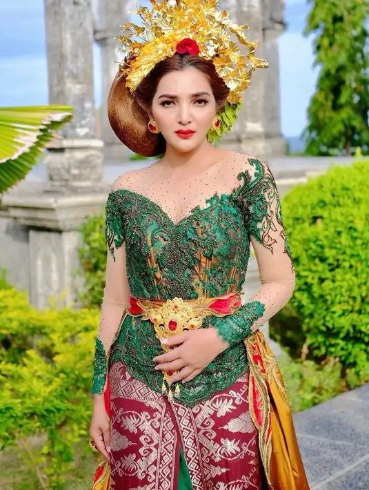 Berbagai macam model kebaya rupanya sudah pernah dipakai oleh Ashanty. Ibu dua anak tersebut terlihat begitu elegan dengan kebaya adat Bali. Meski berpose tanpa senyum, ia tetap terlihat menawan. (Liputan6.com/IG/@ashanty_ash)