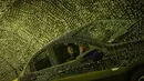 Orang-orang mengunjungi festival cahaya bertema Natal lantatur (drive-thru) dengan mobil di tengah kekhawatiran COVID-19 di Sao Paulo, Brasil, pada 8 Desember 2020. Acara tersebut berlangsung dari 4 hingga 27 Desember. (Xinhua/Rahel Patrasso)