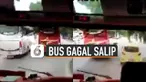 Penumpang bus tidak sengaja merekam kejadian saat bus gagal menyalip dan menyenggol mobil.