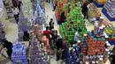 Warga Yaman berbelanja di supermarket menjelang bulan suci Ramadhan yang akan datang, di ibu kota Sanaa pada 30 Maret 2022. Pada Ramadan ini, umat Islam diseluruh dunia akan menjalani ibadah puasa satu bulan penuh. (MOHAMMED HUWAIS / AFP)