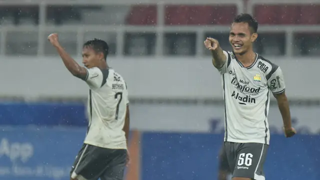 Foto: Bule Debut, Persib Bandung Curi Poin di Semarang
