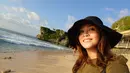 Kebahagiaan terpancar dari raut wajah Maia Estianty. Berfoto selfie di pantai, mengenakan topi lebar berwarna hitam, Maia terlihat cantik natural dengan riasan dan lipstik nude. Foto: Instagram.