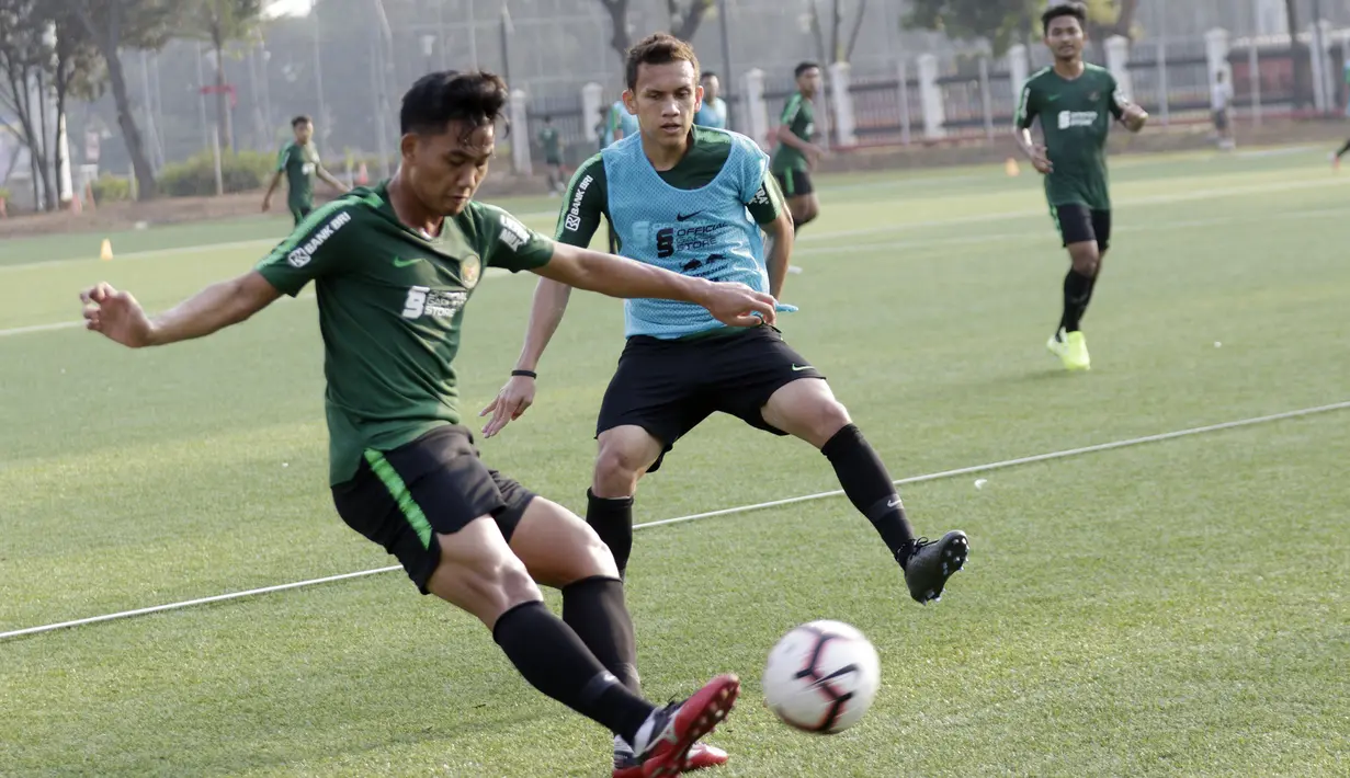 Pemain Timnas Indonesia U-23, Egy Maulana Vikri, saat latihan jelang SEA Games 2019 di Lapangan ABC, Senayan, Jakarta, Kamis (3/10). Latihan kali ini Timnas fokus dalam memperbaiki taktik dalam bertahan. (Bola.com/M Iqbal Ichsan)