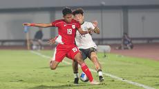 Pemain Timnas Indonesia U-17, Sean Rahman berduel dengan pemain China U-17, Kuang Zholei dalam pertandingan uji coba internasional di Indomilk Arena, Tangerang, pada Rabu (11/2/2026) malam WIB. (Bola.com/Abdul Aziz)