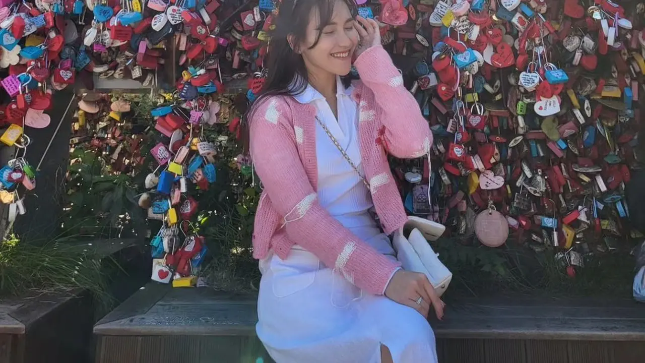 Inspirasi OOTD Ayu Ting Ting saat di Korsel