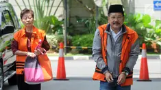 Pemilik PT Jasa Promix Nusantara dan PT Secilia Putri, Sibron Azis bersama Direktur PT WKE Lily Sundarsih tiba di Gedung KPK, Jakarta, Senin (11/2). Sibron diduga menyuap Bupati nonaktif Mesuji Khamami tekait proyek infrastruktur. (Merdeka.com/DwiNarwoko)