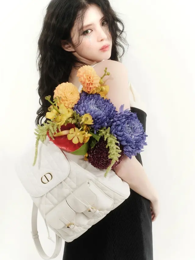 Han So Hee kenakan tas ransel Dior