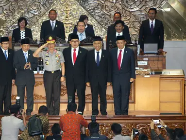  Kapolri terpilih Komjen (Pol) Tito Karnavian (tengah) foto bersama lima pimpinan sidang saat mengikuti sidang paripurna dengan agenda pengesahan dirinya sebagai calon Kapolri di Kompleks Parlemen, Jakarta, Senin (27/6). (Liputan6.com/Johan Tallo)