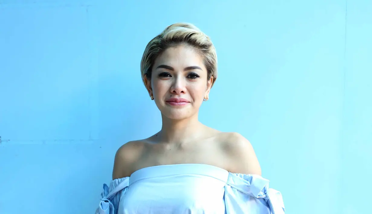 "Aku enggak pernah nonton teve, soalnya aku sekarang sering banget di teve kan, jadi enggak pernah nonton teve. Kalau syuting juga sampai malam, jadi enggak pernah dengar gosip apa-apa," ujar Nikita Mirzani. (Nurwahyunan/Bintang.com)