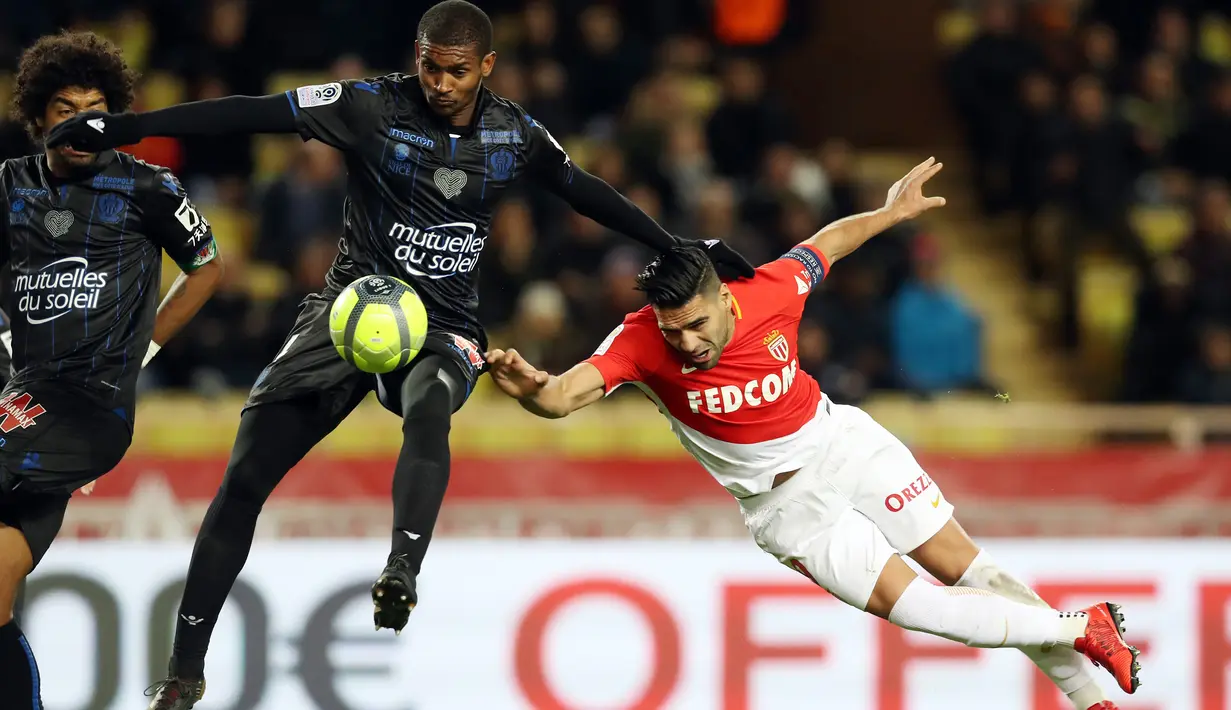 Duel pemain AS Monaco, Radamel Falcao (kanan) dengan pemain Nice, Santos Marlon (tengah) pada lanjutan Ligue 1 di Louis II Stadium, Monaco, (16/1/2018). AS Monaco bermain imbang 2-2 dengan Nice. (AFP/Valery Hache)