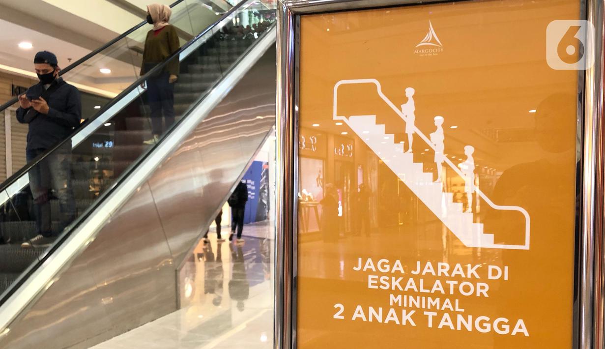 Pengunjung beraktivitas di salah satu pusat perbelanjaan di Depok, Jawa Barat, Rabu (17/6/2020). Mulai 16 Juni 2020, sejumlah pusat perbelanjaan di Kota Depok kembali beroperasi selama masa PSBB proporsional, namun tetap dengan memerhatikan protokol kesehatan. (Liputan6.com/Immanuel Antonius)