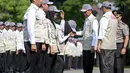 Presiden Jokowi berbincang dengan tenaga pendidik saat acara pelepasan 298 guru garis depan (GGD) ke wilayah terdepan, terluas, dan tertinggal (3T), di Istana Negara, Jakarta, Senin (25/5). (Liputan6.com/Faizal Fanani)