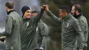 Pemain Juventus, Paulo Dybala dan Alex Sandro saat sesi latihan jelang laga Liga Champions di Vinovo, Italia, Selasa (6/3/2018). Juventus akan berhadapan dengan Tottenham Hotspur. (AFP/Marco Bertorello)