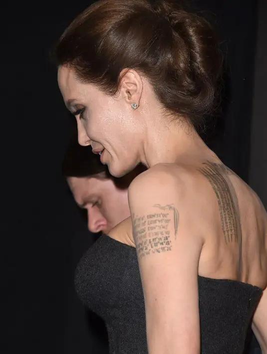 Jika rumor soal pernikahan Angelina Jolie dan pria asing itu benar terjadi, maka laki-laki itu akan menjadi suami ke-4 Jolie. Setelah Johnny Miller (1996), Billy Bob Thornton (2000), dan Brad Pitt. (AFP/Bintang.com)