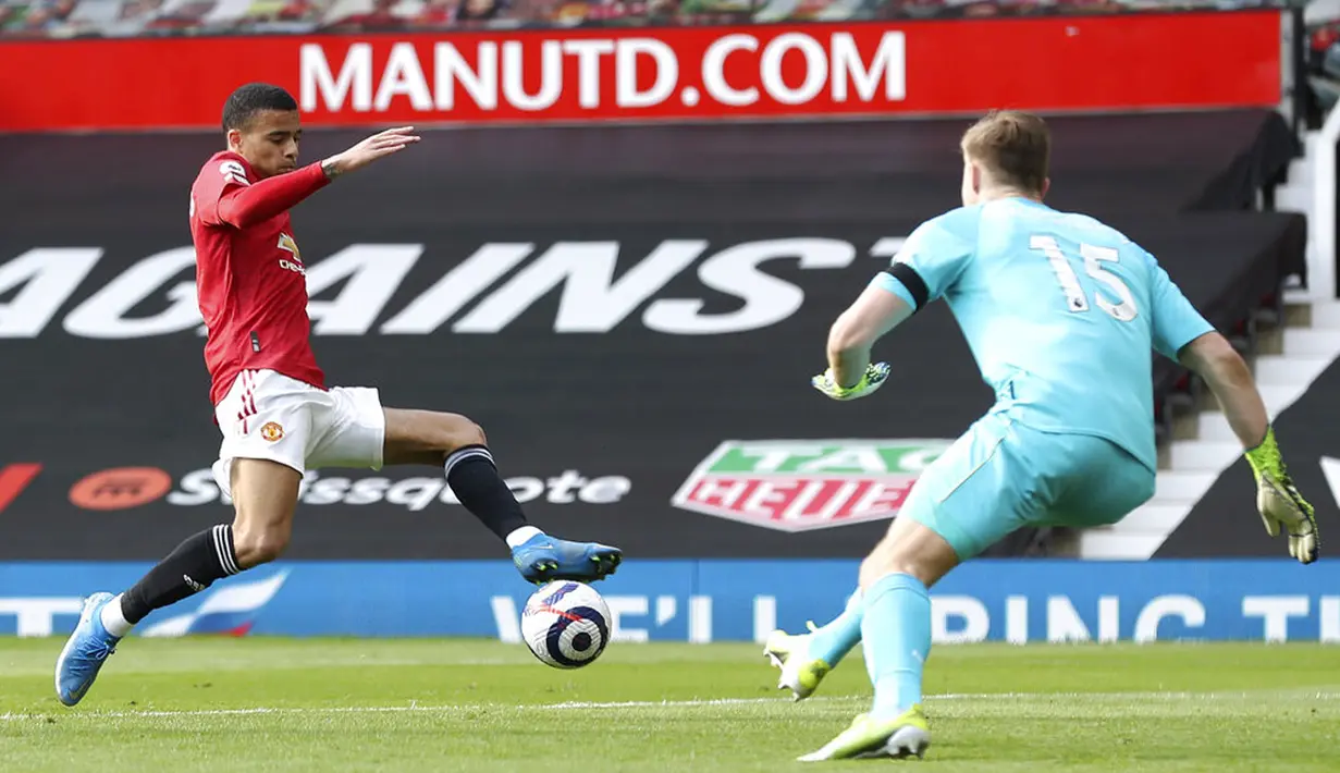 Pemain Manchester United Mason Greenwood berusaha untuk mencetak gol ke gawang Burnley pada pertandingan Liga Inggris di Stadion Old Trafford, Manchester, Inggris, Minggu (18/4/2021). Manchester United menang 3-1. (Martin Rickett/Pool via AP)