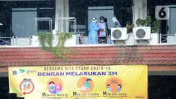Tim paramedis dari Sudinkes Jakarta Selatan melakukan pemeriksaan kesehatan berkala kepada pasien Covid-19 yang berstatus sebagai OTG di Graha Wisata Ragunan, Senin (14/12/2020). Sebanyak 13 pasien OTG Covid-19 saat ini menjalani isolasi mandiri di Graha Wisata Ragunan. (merdeka.com/Arie Basuki)