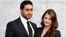 Rumah tangga Aishwarya Rai dan Abhishek Bachchan memang tak jauh dari kabar tak sedap.  Aishwarya Rai pernah dikabarkan berseteru dengan mertuanya, namun kabar itu hilang seiring berjalannya waktu. (Foto: indiatvnews.com)