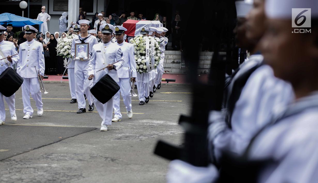 Foto Jenazah Amoroso Katamsi Pemeran Soeharto Dilepas Dengan Upacara Showbiz Liputan6 Com