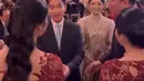 Selvi Ananda juga hadir mengenakan kebaya kerah tinggi dihiasi payet warna coklat. Dipadukan anting-anting model raindrop. [@annisayudhoyono]