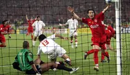 Luis Garcia (kanan) gelandang serang Liverpool merayakan gol ketiga yang dicetak Xabi Alonso saat melawan AC Milan di final Liga Champions 2005 di Istanbul Turki. (AP/Thomas Kienzle)