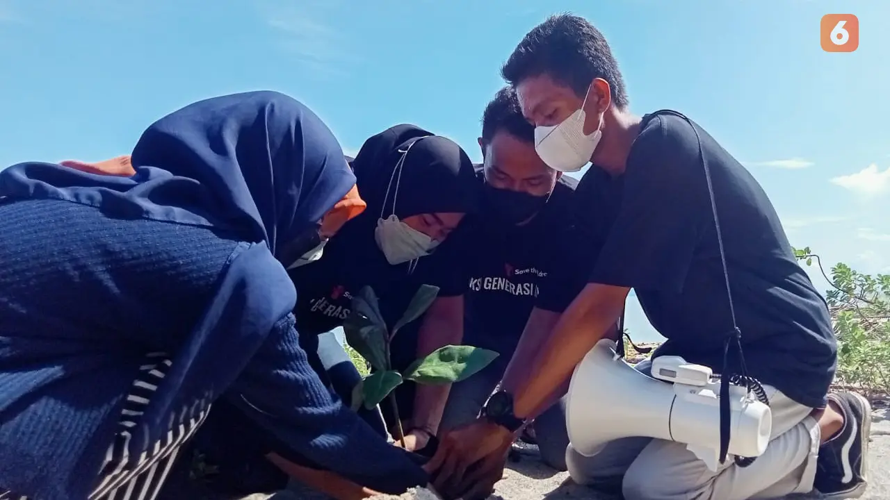 Anak-anak menanam pohon di tepi pantai Desa Labean, Kecamatan Balaesang, Donggala.