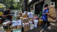 Pegawai jasa ekspedisi mengecek barang yang akan dikirim ke daerah di Pasar Senen, Jakarta Pusat, Selasa (5/5/2020). Jasa pengiriman barang melalui kereta mengalami penurunan sebagai imbas pandemi Covid-19. (Liputan6.com/Faizal Fanani)