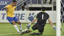 Gabriel Jesus (kiri) dihadang kiper Bolivia, Carlos Lampe pada laga kualifikasi Piala Dunia 2018 di Dunas Arena Stadium, Natal, Brasil, (7/10/2016). (AFP/Nelson Almeida)