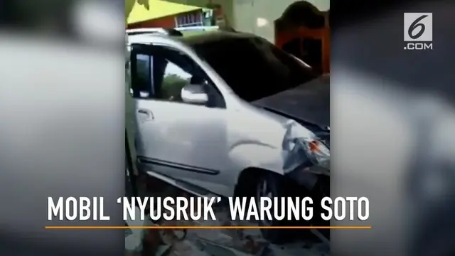 Sebuah mobil hilang kendali dan menabrak warung soto di Cilacap, Jawa Tengah.