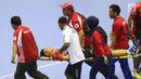 Petugas medis mengevakuasi pemain bola tangan Indonesia, Andi Yoga Ananda saat laga melawan Malaysia pada penyisihan grup 3 bola tangan Asian Games 2018 di GOR PP POPKI, Jakarta, Minggu (26/8). Indonesia unggul 31-22. (Liputan6.com/Helmi Fithriansyah)